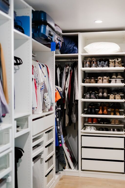 How to Store Seasonal Clothes Efficiently: Tips for a Clutter-Free Wardrobe